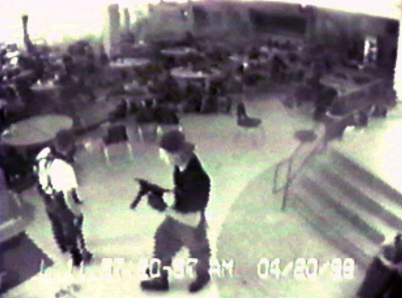 <b>La masacre de Columbine: 20 de abril de 1999.</b> Dos estudiantes de la secundaria Columbine en Littleton, Colorado, mataron a tiros a 12 compañeros y a una maestra.
<a href="https://www.univision.com/noticias/tiroteos/las-fotos-que-no-se-deben-repetir-28-tiroteos-masivos-en-lugares-publicos-de-eeuu-fotos">Inicialmente planearon un ataque con explosivos pero las bombas que colocaron en la cafetería de la escuela no detonaron.</a> Los dos responsables se suicidaron después de intercambiar disparos con la policía.