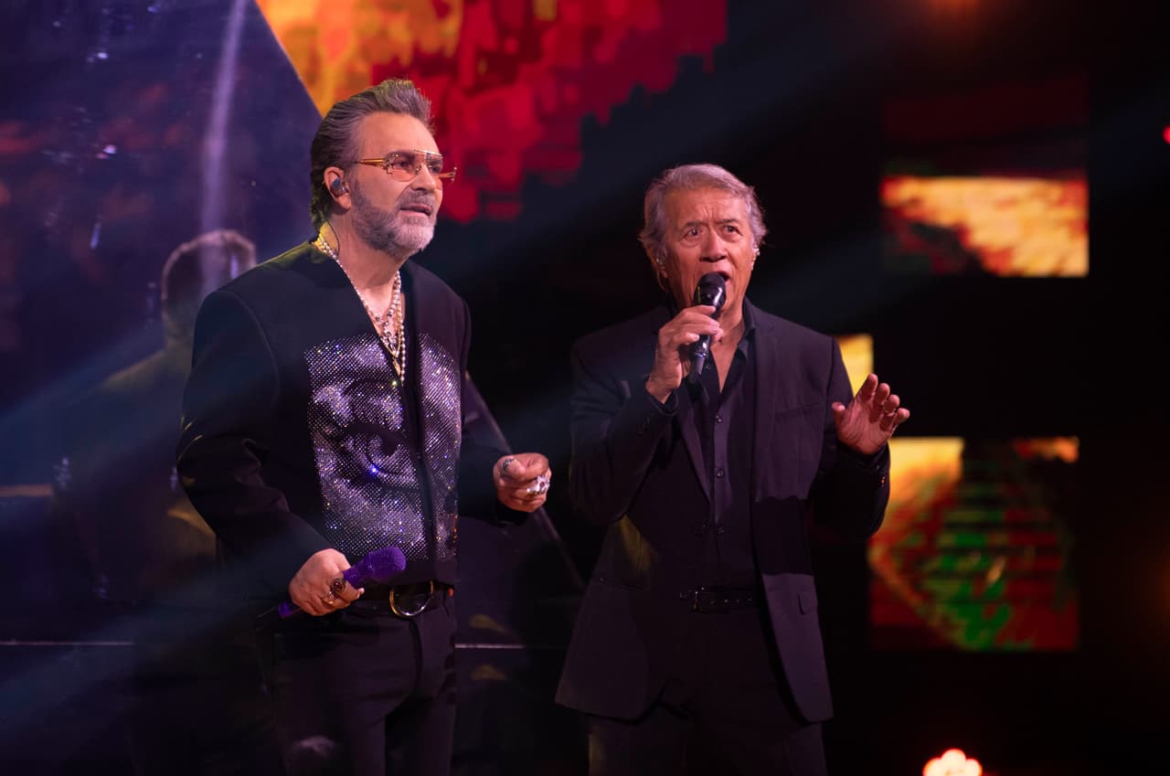 En la gran semifinal, el cantante Napoleón creó nostalgia en el escenario al interpretar dos de sus más grandes éxitos, 'Eres' y 'Vive', al lado de Lucerito y Manuel Mijares.