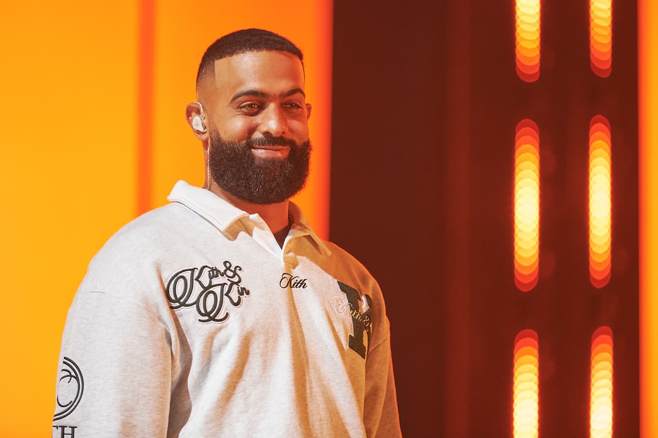 Premio Lo Nuestro 2024: Eladio Carrión en el primer día de ensayos