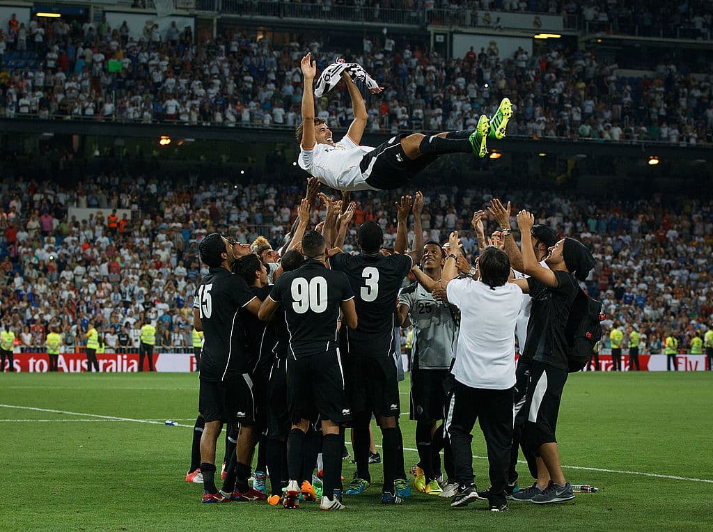 Tras romperla dos años con el Schalke, Raúl fichó por el Al Sadd en 2012, con el conjunto de Qatar consiguió una Liga y la Copa del Emir.