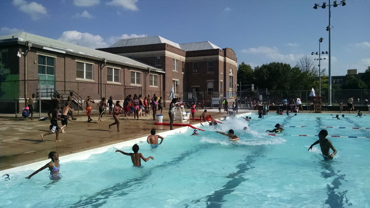 <a href="https://www.phila.gov/parks-rec-finder/#/location/cobbs-creek-park-pool/5ad616efdb3a3d4b26b4fb3f">Cobbs Creek Park Pool: </a>Aproveche el día: camine por el sinuoso - y generosamente sombreado - Cobbs Creek Trail y luego relájese en la piscina de Cobbs Creek Park. El parque West Philadelphia es el lugar ideal para hacer un picnic, leer, disfrutar del máximo y relajarse bajo el radiante sol de Filadelfia. 📍 
<a href="https://www.google.com/maps/place/280+Cobbs+Creek+Pkwy,+Philadelphia,+PA+19139/@39.9581171,-75.2504138,17z/data=!3m1!4b1!4m5!3m4!1s0x89c6c132d3ee1051:0x19890f8e0405e351!8m2!3d39.958113!4d-75.2482251">280 Cobbs Creek Parkway</a>