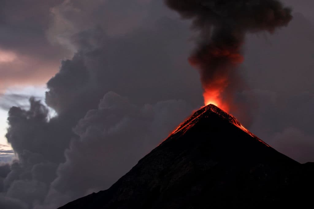 Actividad del volcán de Fuego genera temores sobre una nueva gran erupción 
