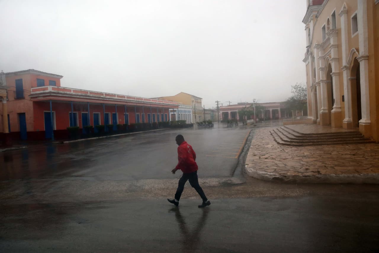 Un trabajador de la Cruz Roja cubana recorre las calles de la ciudad de Remedios, en el centro de Cuba,
