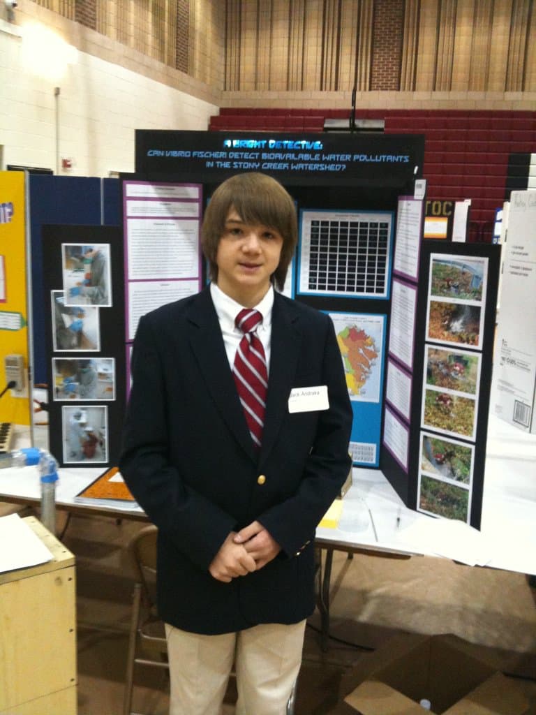 Este adolescente de Maryland 
<b>creó una manera sencilla y económica de detectar cáncer pancreático</b>, enfermedad que se llevó a la abuela de 
<b>Jack Andraka</b>. Por eso a los 15 años, y luego de investigar por su cuenta, contactó a casi 200 doctores tras ocurrírsele una idea. 
<b>Con la ayuda del Dr. Anirban Maitra de la Universidad Johns Hopkins <a href="http://http://www.jackandraka.com" target="_blank">creó un método de diagnóstico</a></b> para agilizar el tratamiento y mejorar el pronóstico de esta terrible enfermedad.