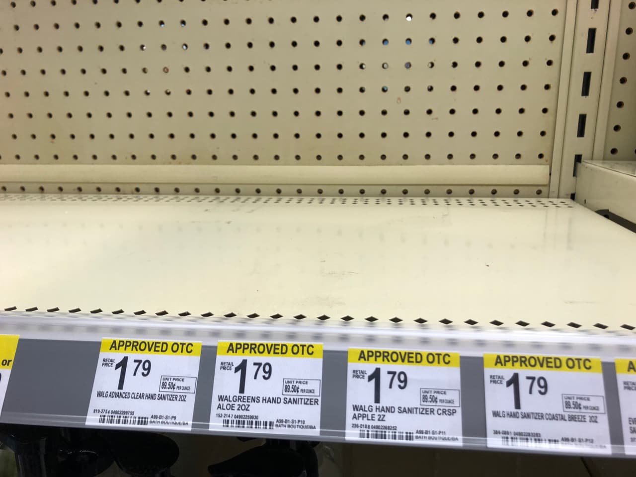 A pesar de que hay varias marcas en el mercado y con diferentes grados de alcohol, se ve a las personas comprando lo que encuentren en los almacenes.