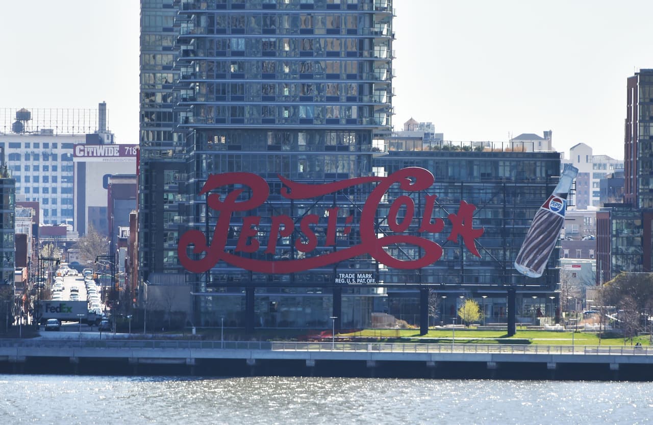 Histórico el letrero gigante de Pepsi-Cola en Queens