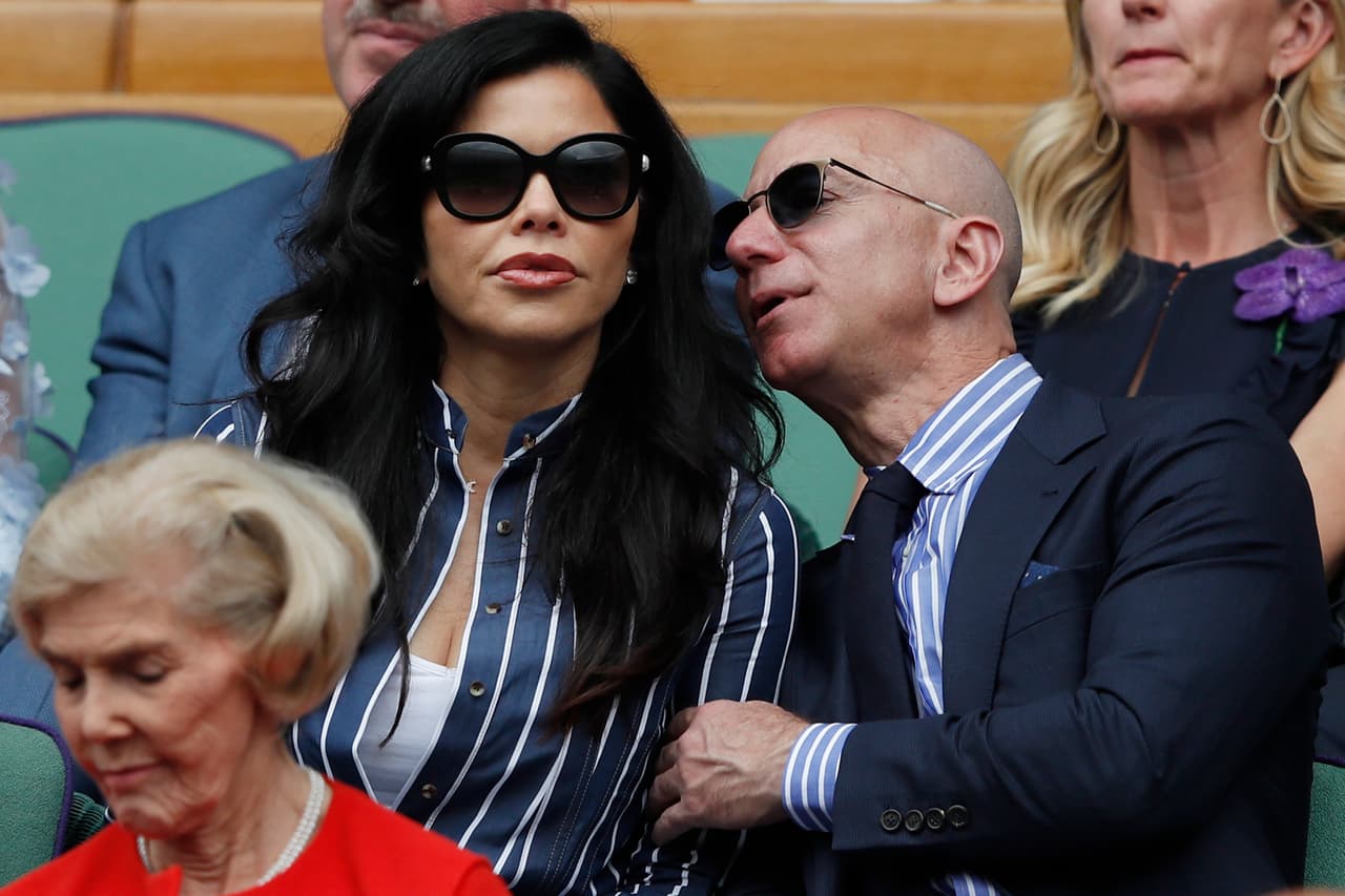 Bezos y su pareja, Lauren Sanchez, habrían acordado la venta directamente con el magnate de medios David Geffen, anterior propietario de la residencia, sobre la cual ya había rumores de que pronto saldría al mercado.