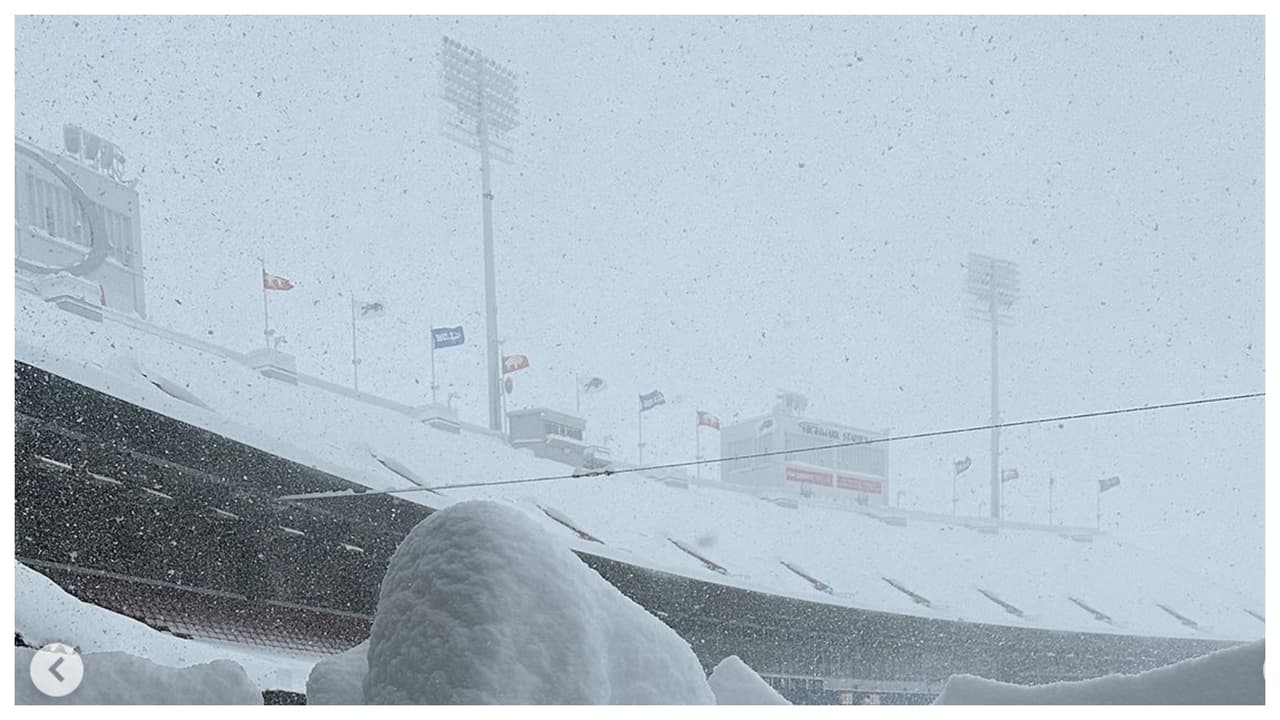 En el oeste de Nueva York han caído casi 6 pies de nieve, según informes del Servicio Meteorológico Nacional. Y Orchard Park, donde queda el Highmark Stadium, la tormenta azotó con toda su fuerza.
