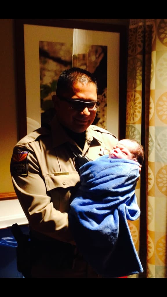 Agente de DPS ayuda en parto en plena carretera