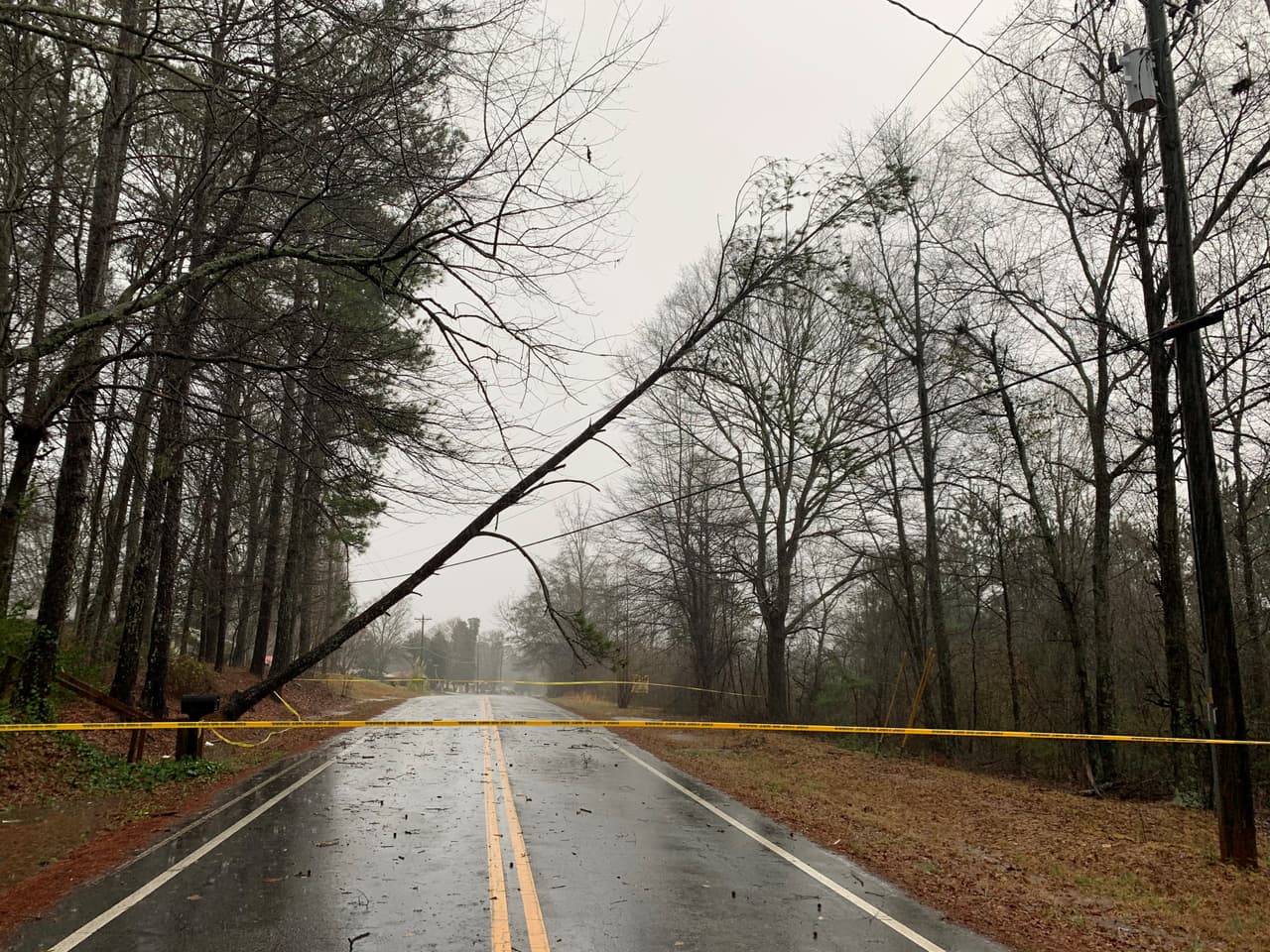 La empresa eléctrica Carroll EMC también reportó cierres de vías en Carrollton.