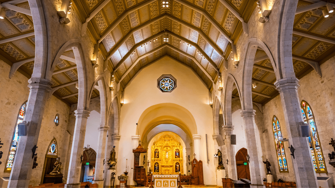 Esta misa fue en la Catedral de San Fernando, en el Downtown de San Antonio. Los feligreses hacían oraciones y además estaban honrando la memoria del papa.