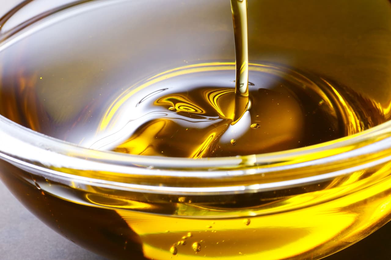 <b>Aceite de lino. </b>Este no lo untarás, sino que lo comerás. Consume hasta dos cucharadas al día, pues te ayudará a restaurar la humedad del pelo protegiéndolo de las agresiones del medio ambiente.