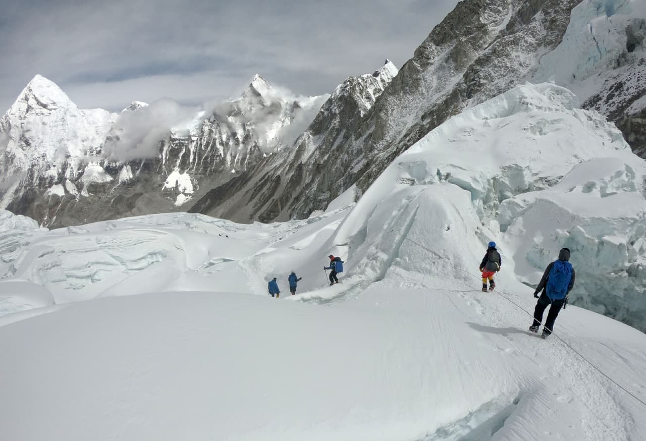 Expedición limpieza: las insólitas cosas que han extraído del basurero que ahora es el Everest