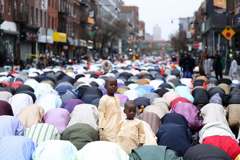 Además de las oraciones, la celebración incluyó intercambios de saludos, distribución de dulces tradicionales y actividades para niños, fortaleciendo los lazos entre los miembros de la comunidad.