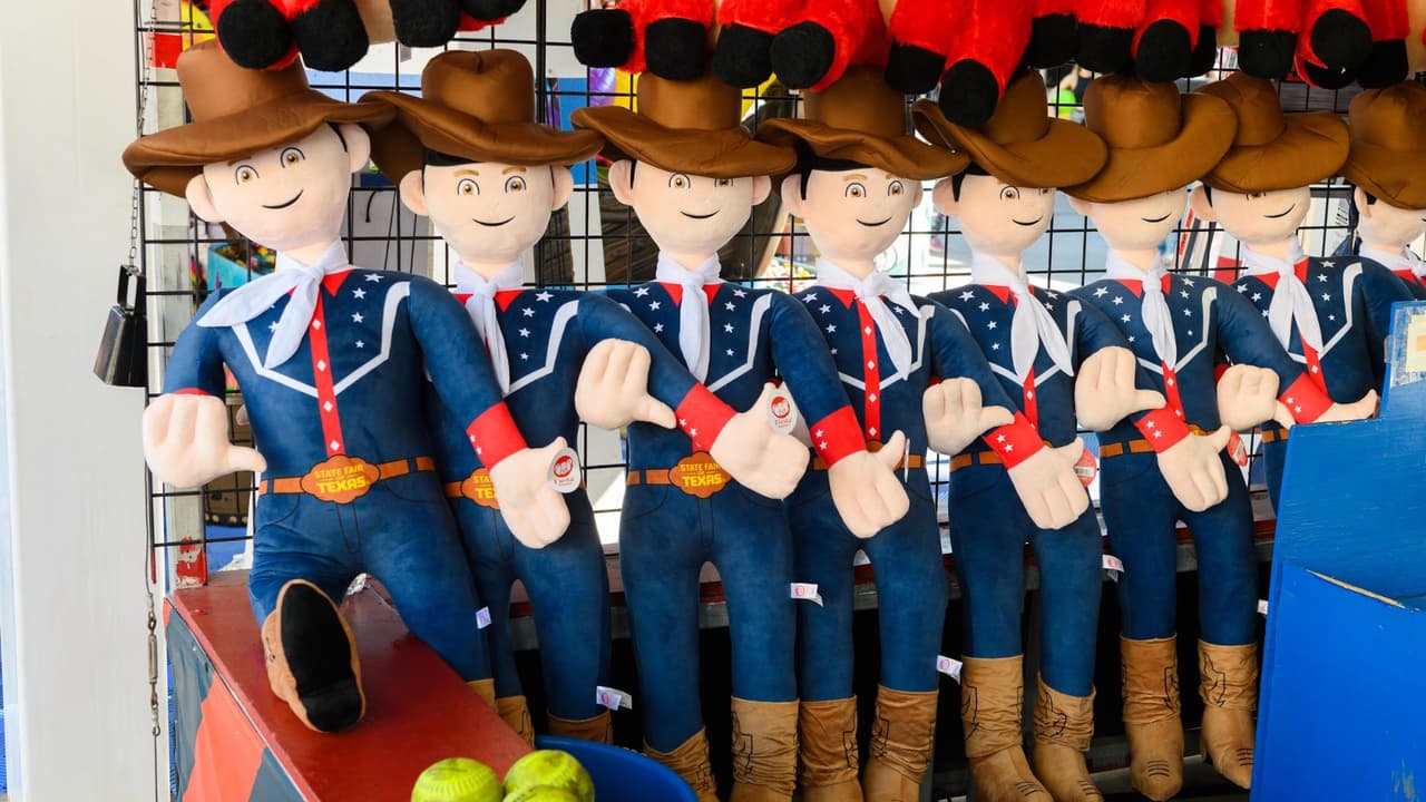 <h3 class="cms-H3-H3">Transporte: cómo llegar sin estrés</h3> 
<b>En tren ligero (DART)</b> 
<br>La Línea Verde te deja en la puerta: Fair Park Station (Parry Ave.) o MLK Jr. Station (Puerta 6). 
<br>Usa el código 25DART al comprar tu entrada en línea y recibe $5 de descuento. 
<br>Conéctate desde TRE en Victory Station si vienes desde Fort Worth. 
<br>
<b>Estacionamiento y ride-share </b>
<br>Estacionamiento oficial: $30 por vehículo. Llega temprano para evitar vueltas. 
<br>Ride-share/taxi: punto sugerido en 4206 Gurley Ave. (solo subida/bajada).