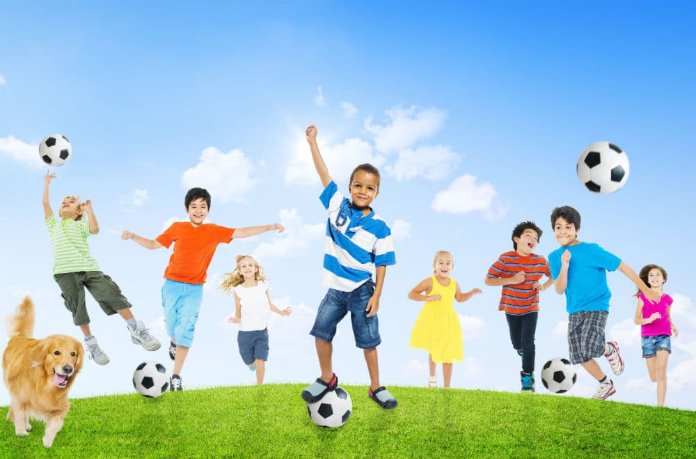 La ropa deportiva para niños es cada vez más cool. Sin dejar de ser cómoda y apropiada, las prendas para niños activos vienen llenas de color, diseños y texturas. Invita a tus hijos a estar activos con esta ropa y accesorios