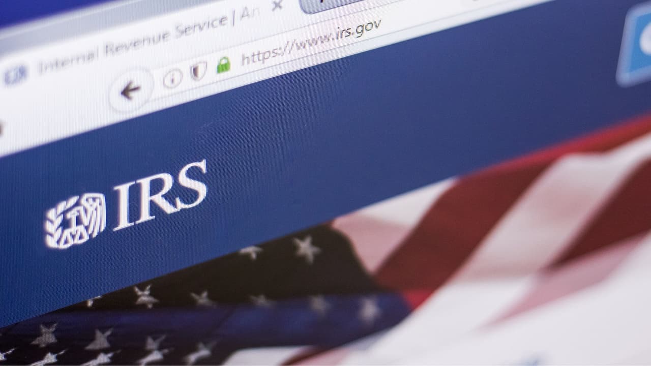 <h3 class="cms-H3-H3">Qué cambia</h3> La notificación indica que el IRS “no ofrecerá Direct File en 2026” y que 
<b>concentrará sus esfuerzos en <a href="https://www.univision.com/local/austin-kakw/impuestos-gratis-internet-direct-file-free-file-irs-fotos" target="_blank">Free File, el programa que mantiene acuerdos con empresas privadas para ofrecer declaraciones gratuitas</a></b> a contribuyentes que califican. La medida cierra uno de los proyectos del gobierno federal
<b> para facilitar la presentación directa y sin intermediarios</b>.
<br>El IRS no dio una fecha de regreso 
<b>ni ha confirmado si el programa volverá en los próximos años.</b>