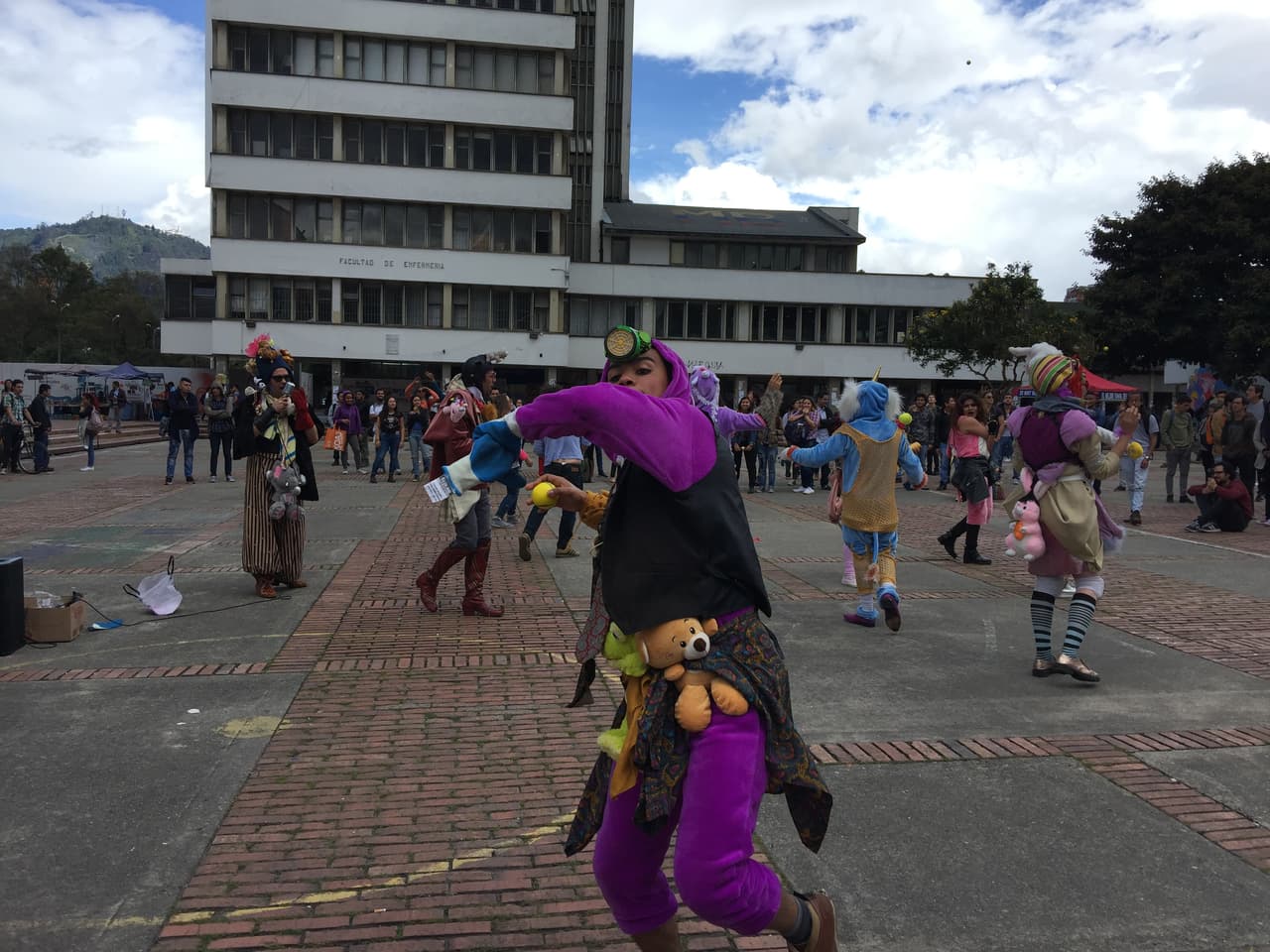 Con cánticos, el grupo de artistas, se encargó de entretener al público mientras repartían volantes con información sobre esta nueva 'religión' y se transportaban por medio de una rueda gigante donde estaba plasmado el famoso emoji enfermo que aparece vomitando. Así lograron captar la atención de los transeúntes quienes miraban con gracia y extrañeza el show que promueve un mensaje crítico a la posverdad.