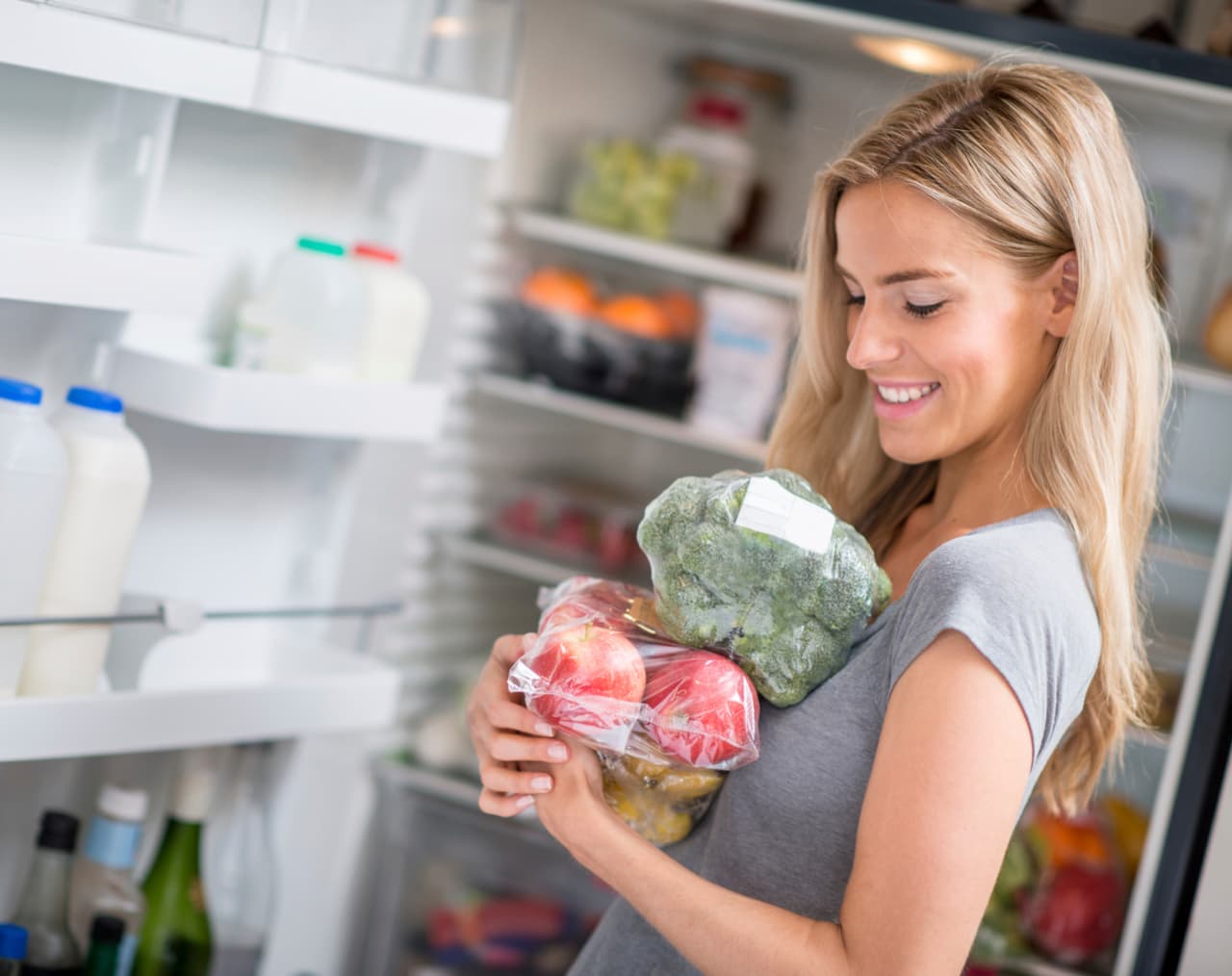 <b>Carnes y pescado. </b>Estos alimentos pueden ser muy delicados si no tienen la temperatura adecuada para conservarse, por lo que el mejor lugar para ellos está justo en la repisa sobre el cajón de las verduras.
