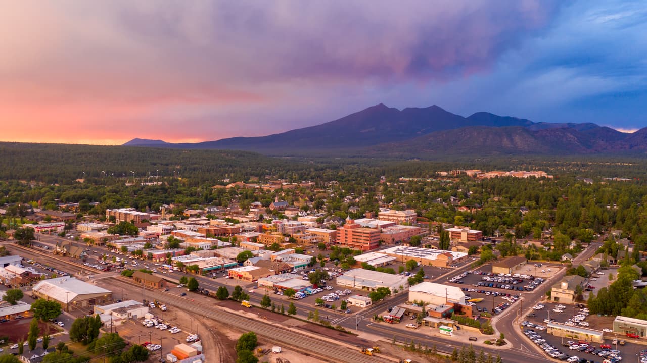 <h2 class="cms-H2-H2">1. Flagstaff, Arizona</h2>
<br>
<br>💵
<b>Salario mínimo por hora a partir del 1 de enero de 2023:</b> $16.80
<br>