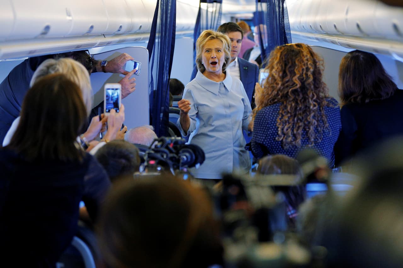 Hillary Clinton habla con periodistas a bordo de su avión de campaña.