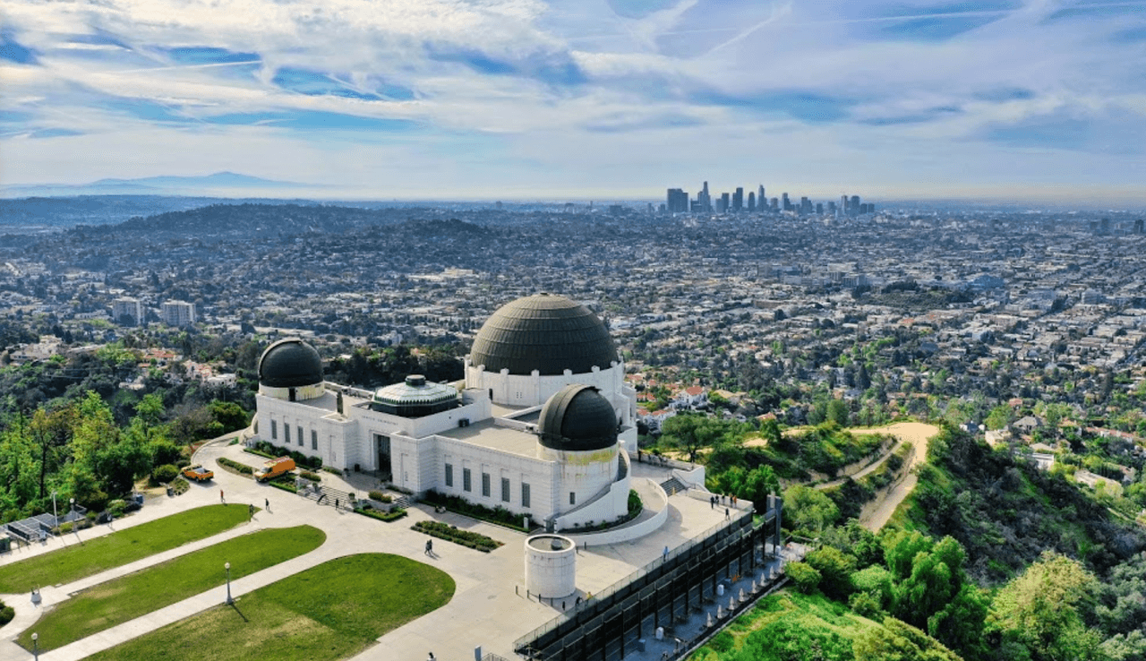 1. 
<b>The Griffith Observatory</b>
<br>Es uno de los destinos turisticos más importantes en la zona metropolitana de Los Ángeles. Es considerado "la puerta del cosmos en el sur de California" y en el puedes disfrutar tranto de los telescopios y las exhibiciones dentro de la estructura, como de los paseos y la magnífica vista de la ciudad.
<br>Pasar el día en el parque será una de las experiencias más energizantes de la temporada.
<br>Dirección: 2800 East Observatory Road Los Angeles, CA 90027.