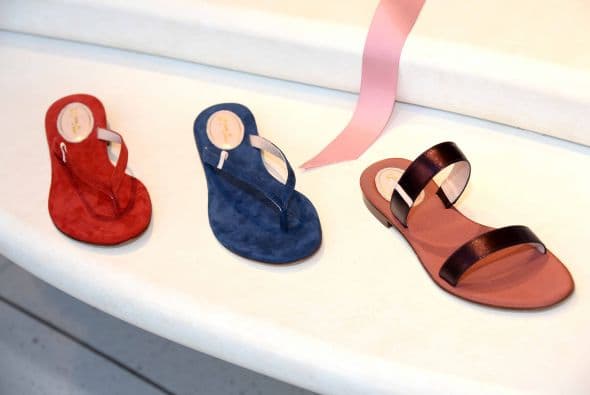 La polifacética actriz, empresaria y madre lanzó su colección de calzado primavera verano donde el romanticismo y lo clásico se impononen a su paso. La estrella de Sex and The City fue acogida por grandes y chicas en un concurrido centro comercial angelino donde sus nuevo diseños se vendieron de inmediato y lo mejor, cada zapato llevó la firma de su creadora de su puño y letra.