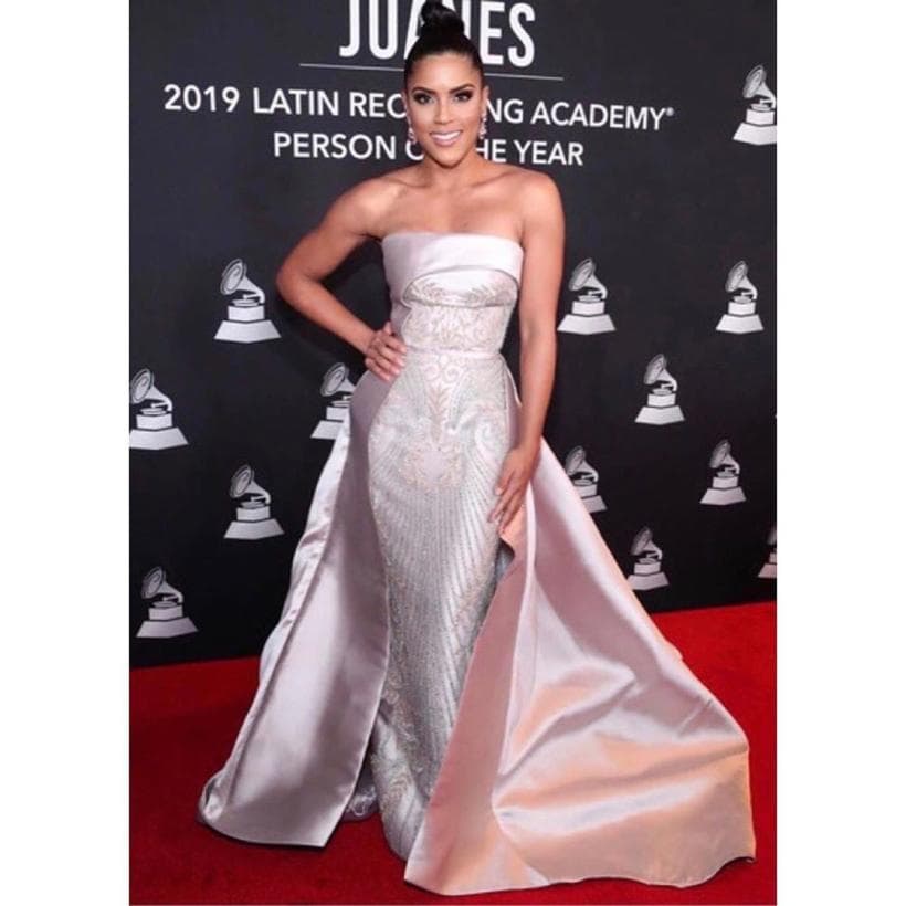 La conductora dominicana fue una de las invitadas a los eventos en el marco de los Latin Grammy, aquí la vemos llegando a 'La persona del año'.