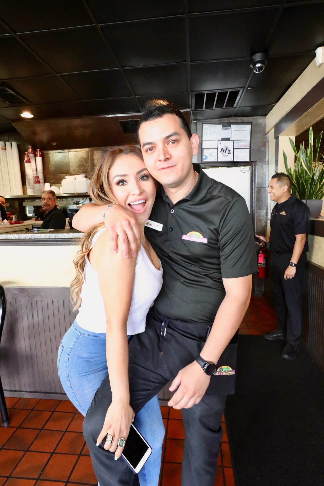 La locutora aceptó con mucho gusto y le hizo el día a este muchachón.