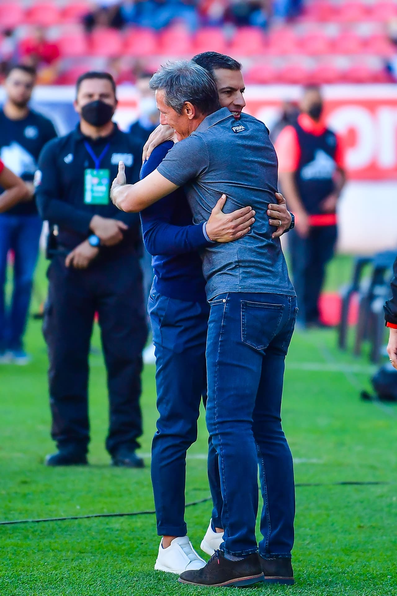 Así se saludaron lso entrenadores previo al partido.