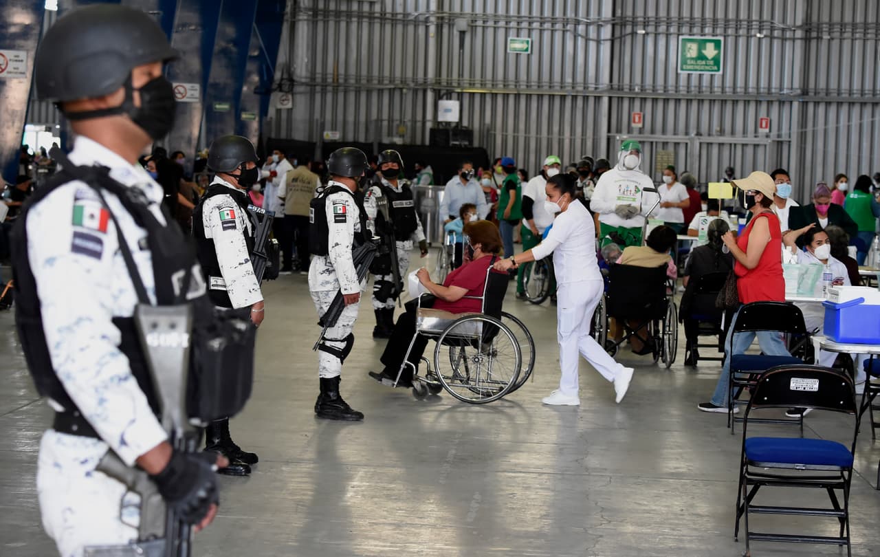 Una mujer es trasladada para vacunarse en un centro de vacunación de vacunas Sputnik V en México