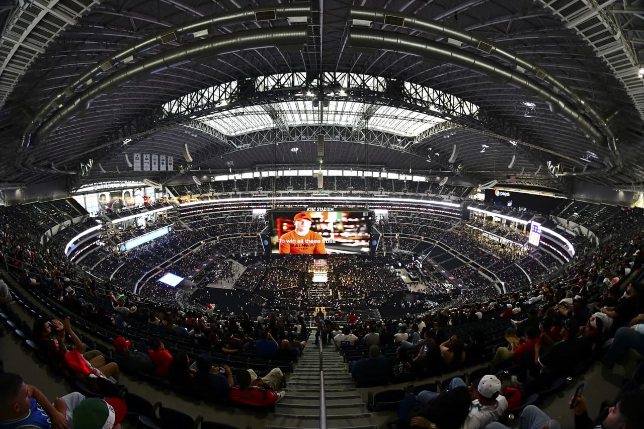 Saúl 'Canelo' Álvarez le dio una tunda al peleador británico, le cerró por completo un ojo y provocó que ya no saliera al noveno round después del castigo que recibió en 8 asaltos dominados por el mexicano.
