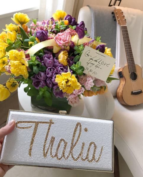 Thalía es aficionada a los arreglos florales y cada que recibe uno se encarga de presumirlo por todo lo alto. Sería una buena sugerencia para Tommy Mottola que se esforzara por sorprender a la cantante todos los días, por el resto de su vida, con un arreglo floral diferente.