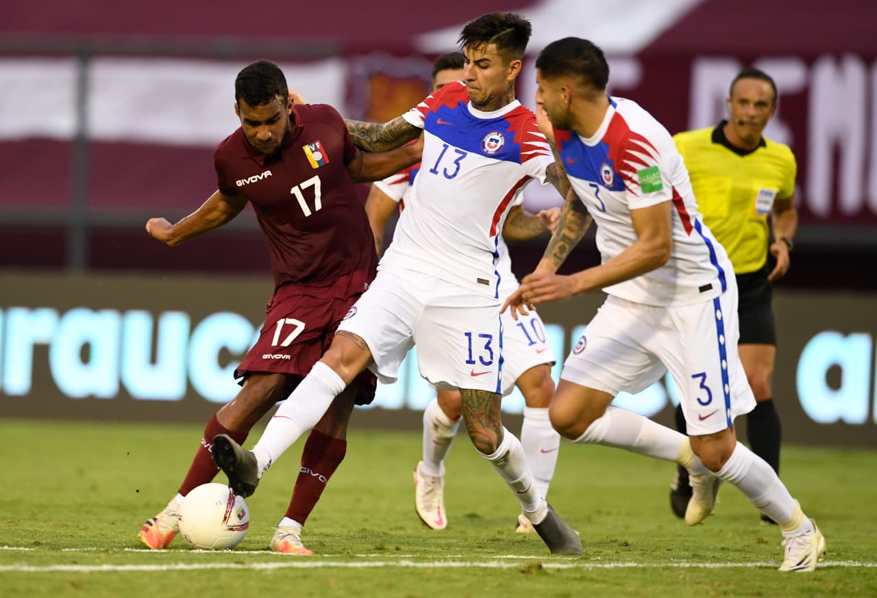 La vinotinto da el campanazo frente a Chile y consiguen sus primeros tres puntos al derrotar 2-1 a los chilenos.