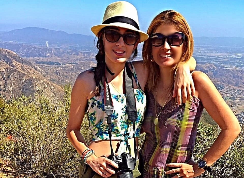 La ecuatoriana Gigi Littlefield junto a su hija Michelle, quien falleció en Los Ángeles debido una carrera ilegal de autos en febrero de 2016.