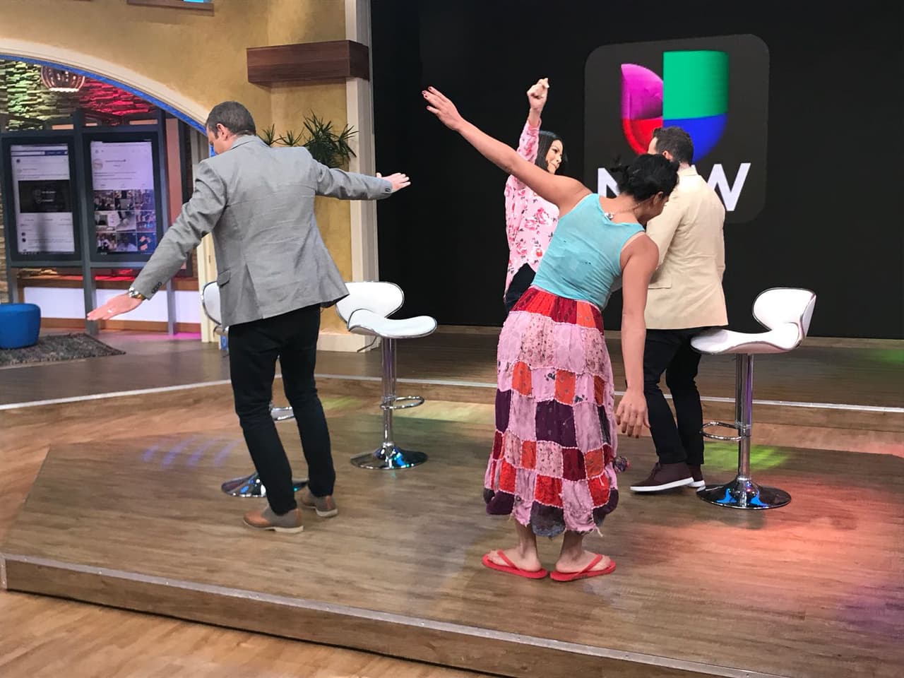 Por supuesto que no lo iba a hacer sola, Mela hizo que todos le siguieran los pasos.