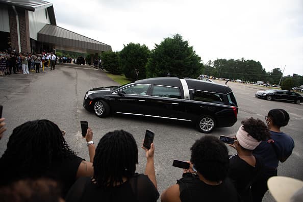 Así fue la llegada del auto fúnebre con los restos de George Floyd, el hombre que
<a href="https://www.univision.com/noticias/justicia/despiden-a-cuatro-policias-tras-video-que-muestra-como-asfixian-al-afroestadounidense-george-floyd-durante-su-arresto">murió en Minneapolis asfixiado </a>durante una detención policial el 25 de mayo pasado.