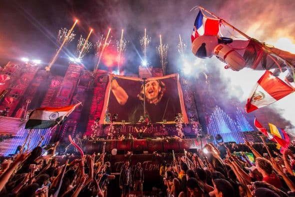 Se acerca el verano y muchos se preparan para los grandes festivales musicales de la temporada. En California, Coachella domina la taquilla, pero 'The Tomorrow World Electronic Music' parece ser una fuerte competidor. Te compartimos algunas fotos del festival de música electrónica durante su última edición en Chattahoochee Hills. La fiesta reunió a los mejores Dj’s y atrajo público de cada rincón del planeta. ¿Crees que este festival sea mejor que el del Valle de Indio?