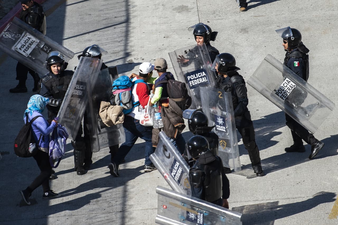 Una segunda línea de policías antimotines esperaba más adelante. Habían instalado elevados paneles de acero tras ellos frente al cruce El Chaparral, aún en el lado mexicano de la frontera.