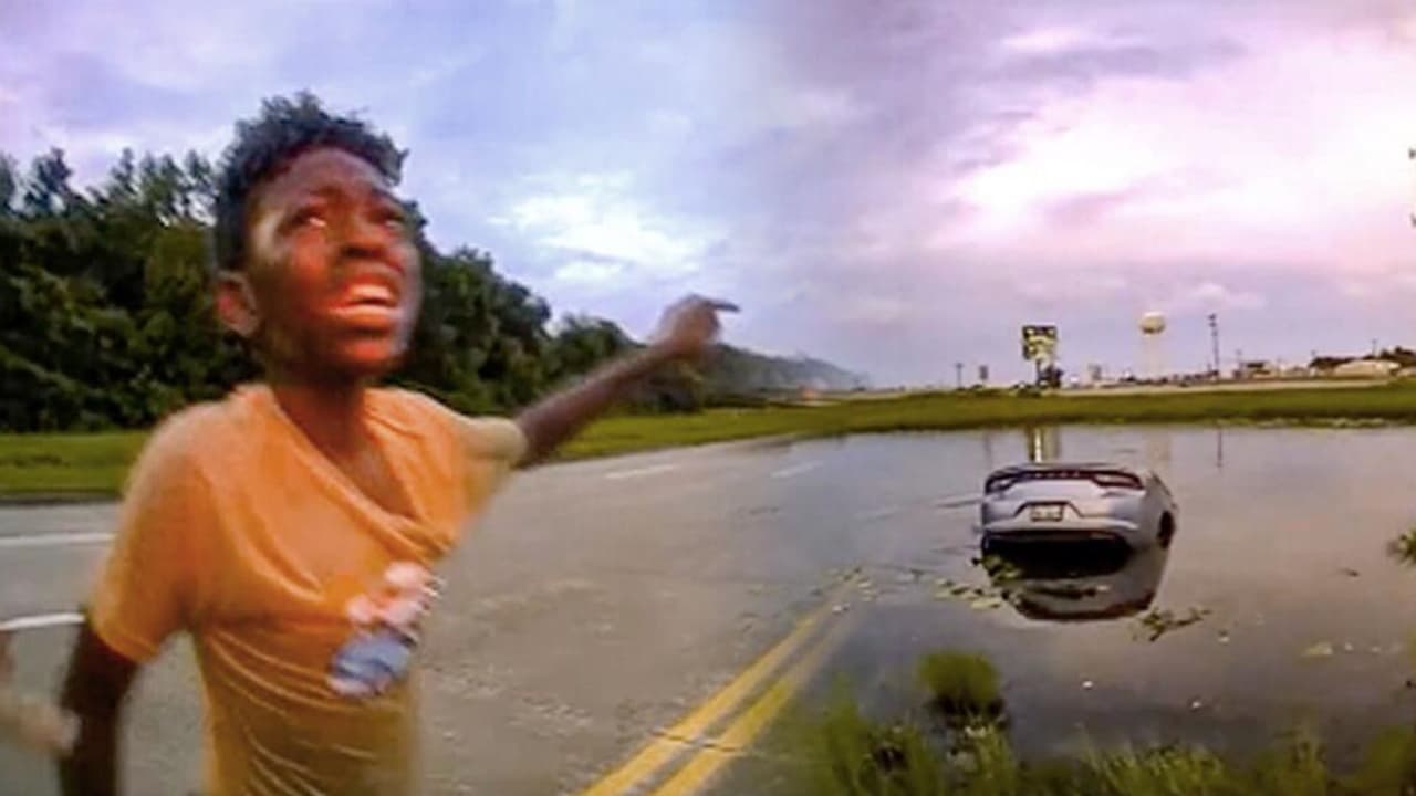 Las voces de un hispano y otros héroes en el rescate de una conductora que cayó a un estanque en Texas