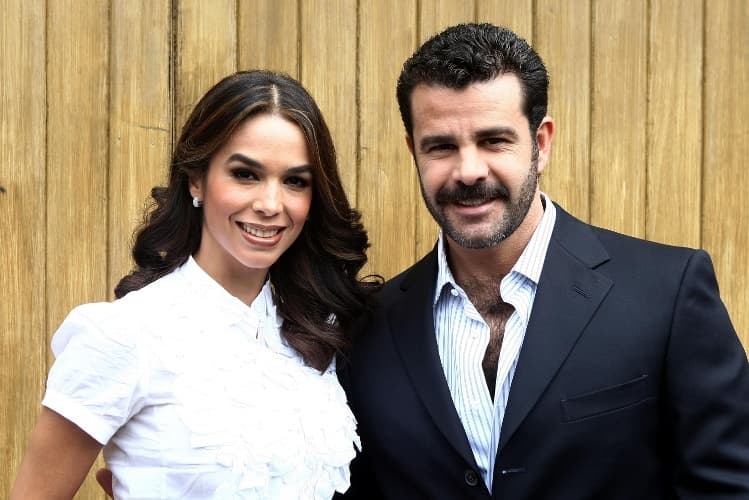Bibi Gaytán y Eduardo Capetillo llevan 23 años casados y fue un amor a primera vista el que los mantiene unidos. Eduardo, al igual que Marlon ha sido acusado de ser un hombre brusco que no respeta del todo a las mujeres.