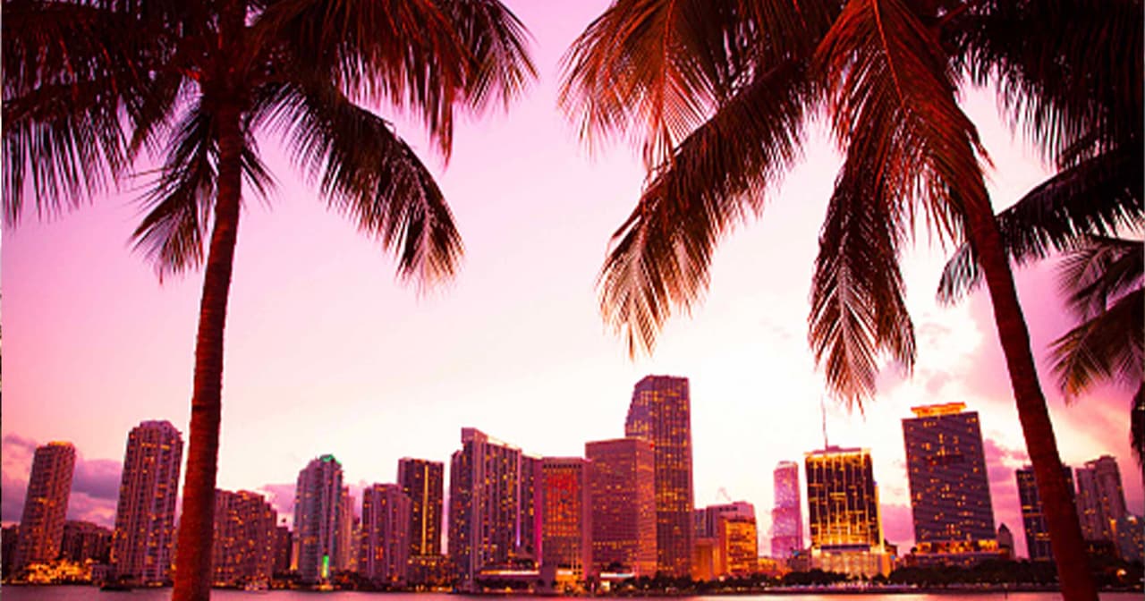 En el décimo lugar está Miami, Florida. La ciudad cuenta con el quinto mayor crecimiento de personas con un título universitario o superior, y el tercer mayor aumento en matrícula escolar.