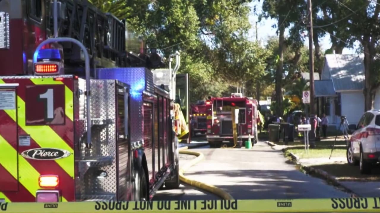 Fuego de dos alarmas destruye casa abandonada en Tampa y alcanza viviendas cercanas