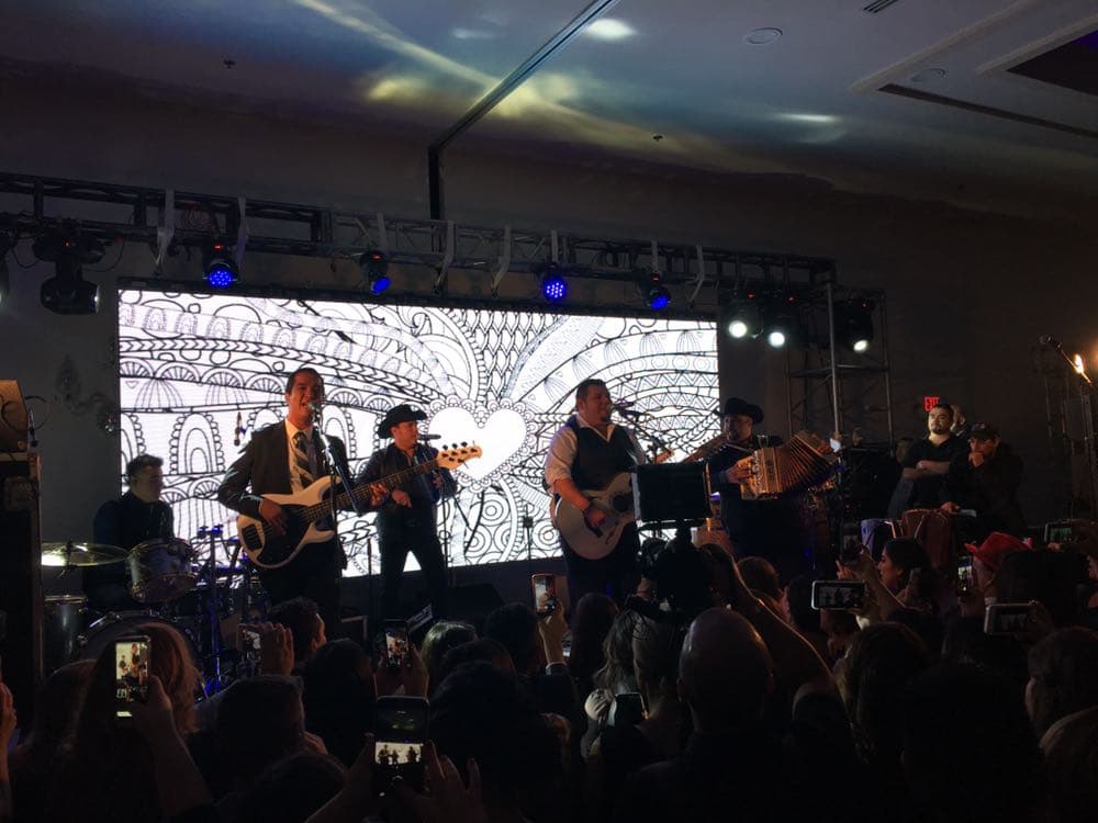 Iván Treviño, líder de la agrupación, además de interpretar los éxitos de Duelo, djo sentirse orgulloso de la labor que hicieron y aclaró que este evento no se hace para competir con otros eventos que cantantes como Ramón Ayala hacen en fechas navideñas: "Al contrario nos unimos a esa extraordinaria labor que hacen otros compañeros músicos".