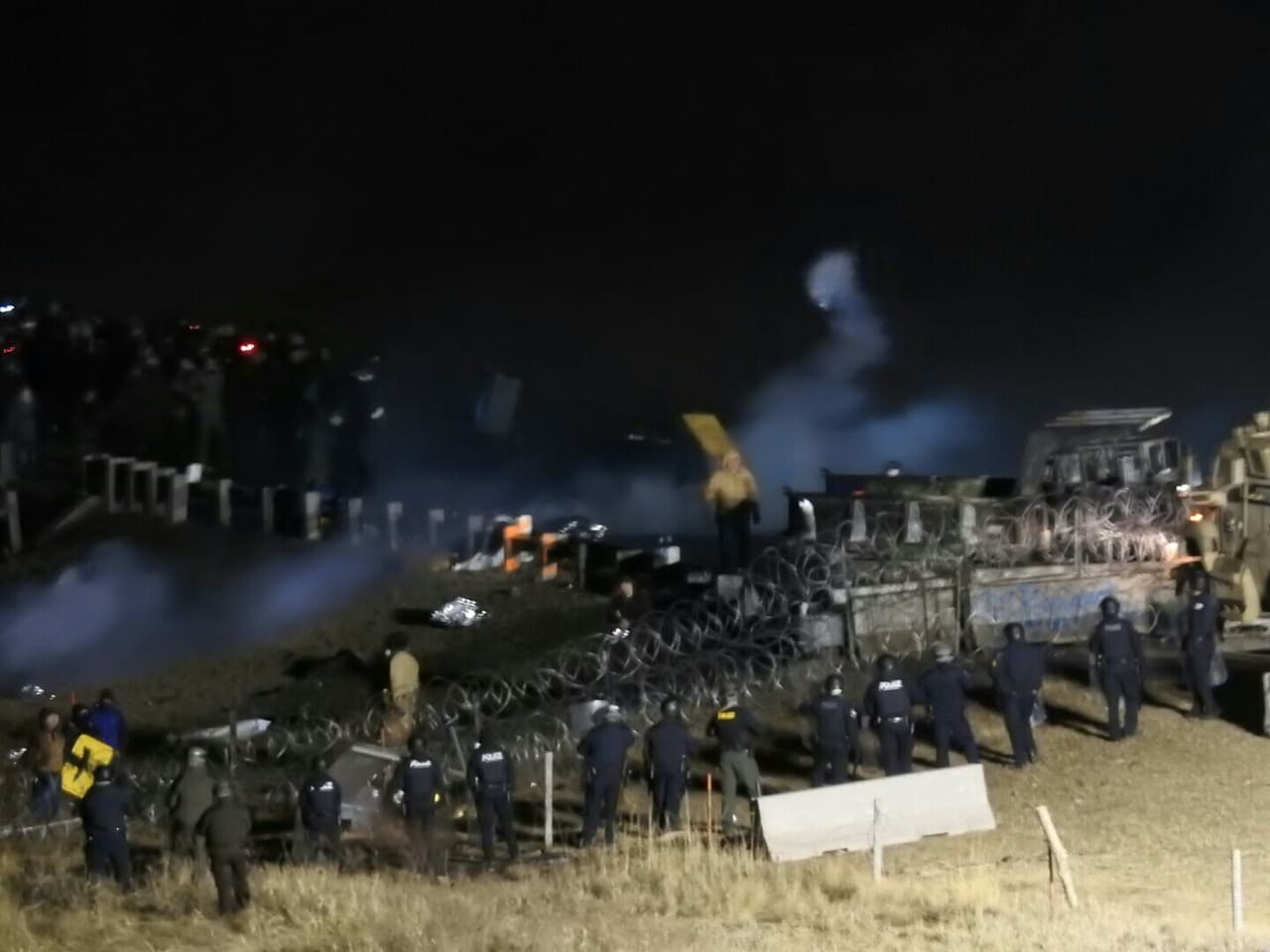 Policía y manifestantes se enfrentan durante protesta contra oleoducto en Dakota del Norte