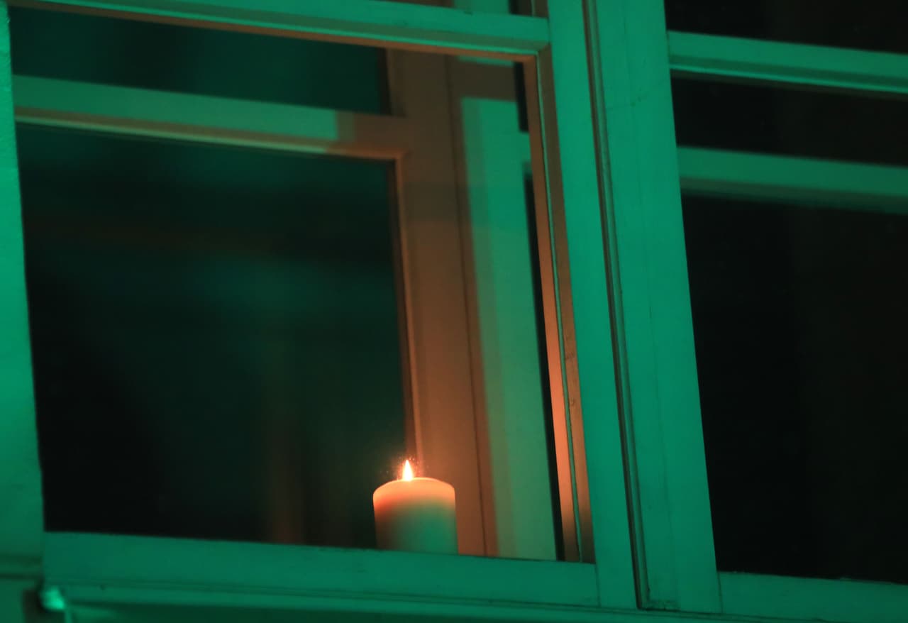 Los residentes de Raleigh y otras ciudades del estado pueden unirse al tributo nacional desde casa encendiendo velas o colocando una pequeña luz en la ventana, "tomando tiempo para orar, meditar o reflexionar", compartió la ciudad de Raleigh en un comunicado.