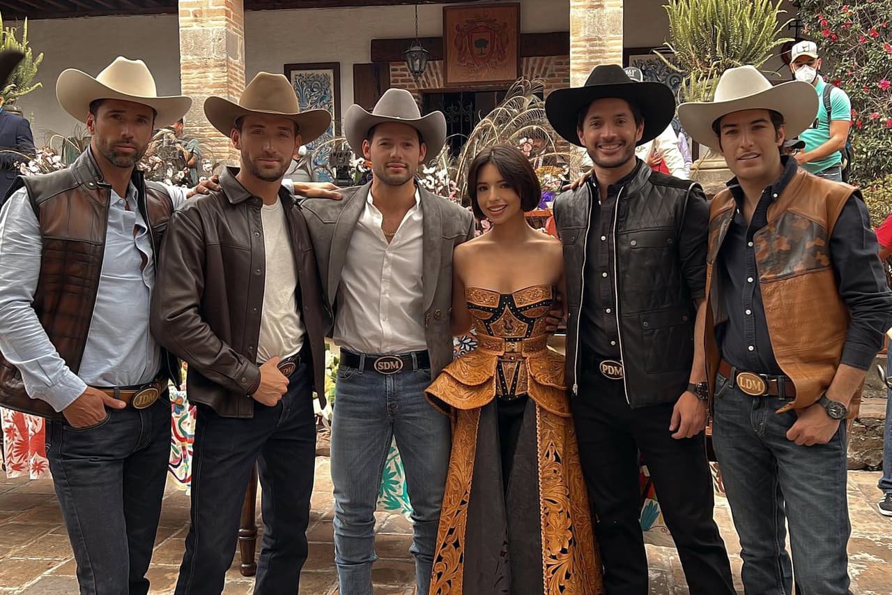 ´Ángela Aguilar fue invitada a interpretar el tema principal de la novela 'La Herencia', melodarama protagonizado por Michelle Renaud, Matías Novoa y Daniel Elbittar.