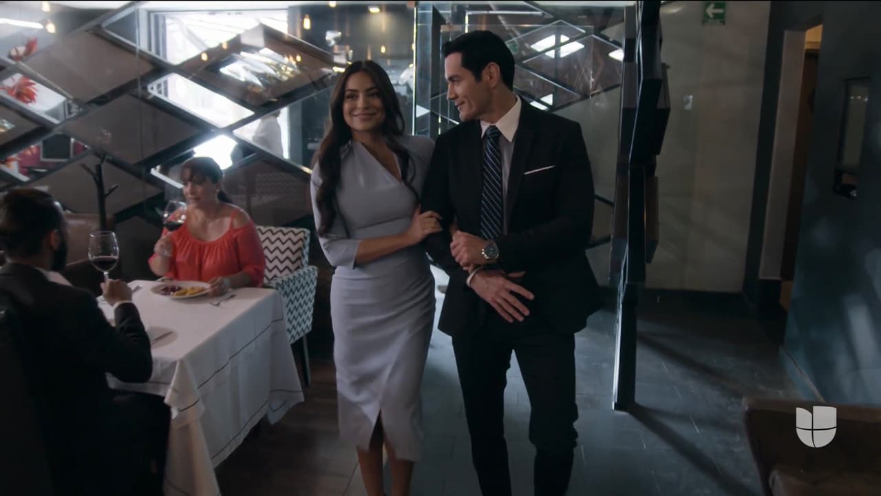 Alejandra y Ricardo llegaron felices al restaurante y solo esperaban a sus amigos para iniciar la celebración.