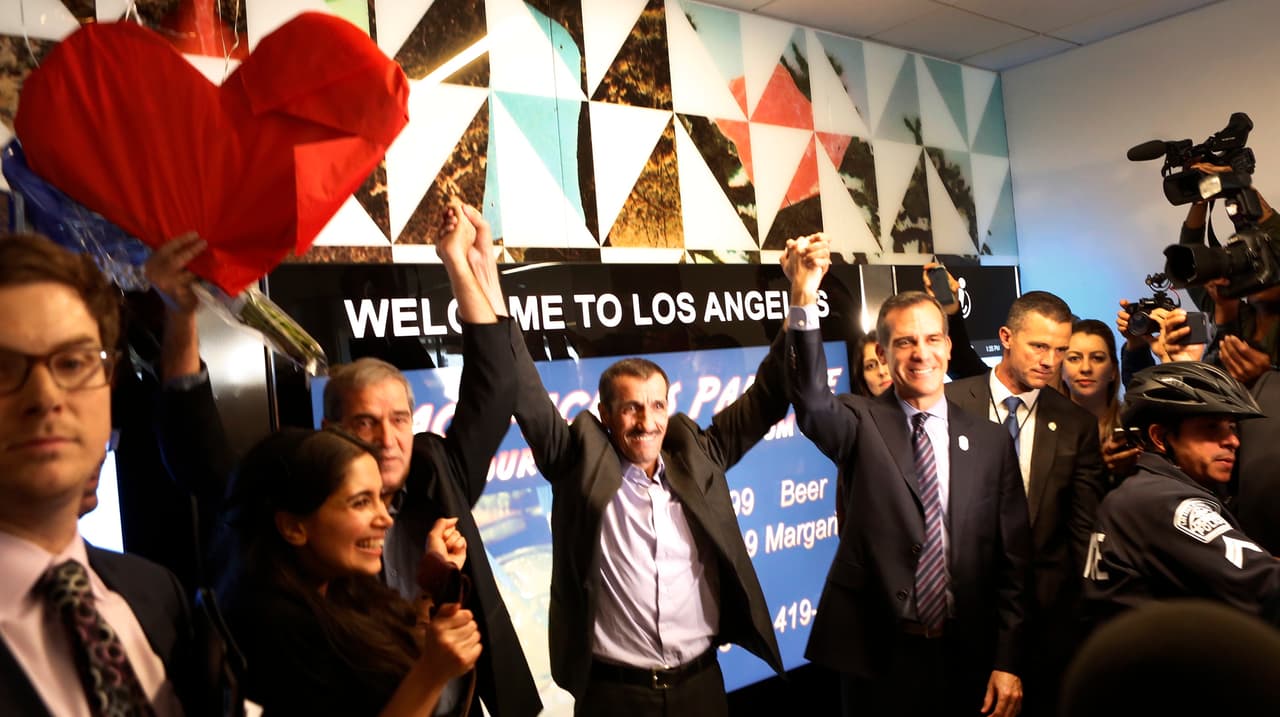 Reciben como héroe al primer expulsado que retorna a EEUU tras el veto de Trump a siete países 