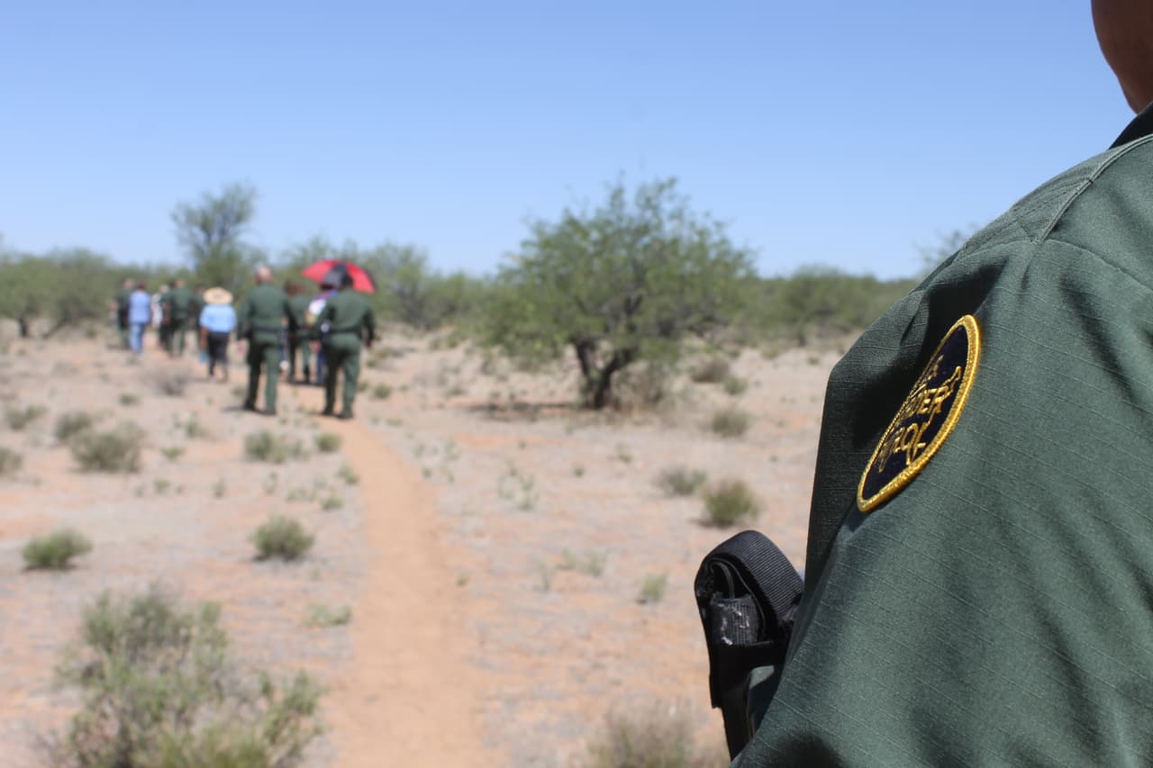 Los asistentes al evento caminaron alrededor de 1 milla y media para observar otro simulacro de rescate.